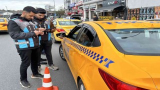 Ceza yiyince sinirlenen taksici gazetecilerin yakınından hızlı geçince bir ceza daha yedi