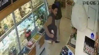 Çikolataları çalarken aynı zamanda tırnakçılık da yapmaya kalkıştı
