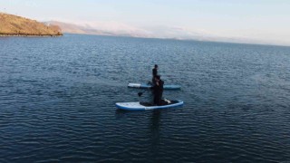 Çıldır Gölünde kürek sörfü drone ile görüntülendi