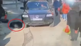 Cipin yaşlı kadına çarparak altına alma anı kameralarda