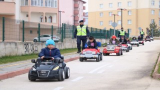 Çocuklar akülü arabalarla trafik kurallarını öğrendi
