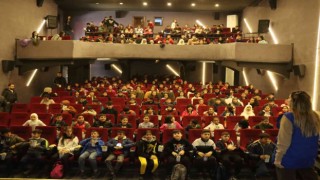 Çocuklara sinema keyfi yaşadı