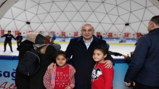 Çocukların kış eğlencesi Ahmet Çalık Buz Pateni pisti