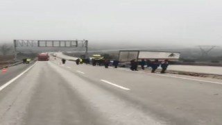 D100de makaslayan tır yolu kapattı, kilometrelerce uzunlukta kuyruk oluştu