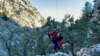 Dağda mahsur kalan 4 Rus turist helikopterle kurtarıldı