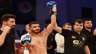 Demir Yumruk İzzettin Altunsöz, rakibini bayılttı