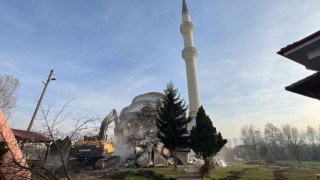 Depremde ağır hasar gören 35 yıllık cami yıkıldı