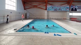 Depremi yüzerek unutuyorlar