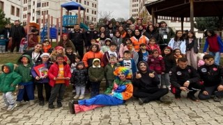 Depremzede çocuklara boyalı, müzikli moral