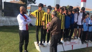 Dicle ilçesi Bozoba Ortaokulu kros yarışmasında Diyarbakır 2ncisi oldu