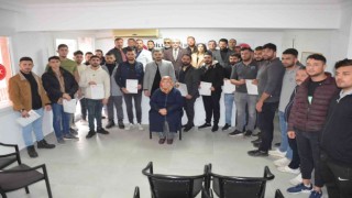 Didimde MHPye üye olan gençlere rozetlerini İl Başkanı Alıcık taktı