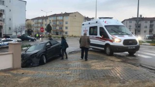 Direksiyon hakimiyetini kaybetti, bahçe duvarına çarptı
