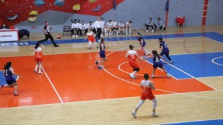 Diyarbakır kadın basketbol takımı kendi sahasında güldü