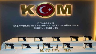Diyarbakırda ev aramasında 10 adet tabanca ele geçirildi