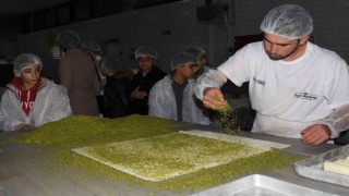 Diyarbakırda öğrenciler, tatlının yapım aşamasını yerinde gördü