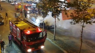 Diyarbakırda seyir halindeki otomobil alev alev yandı