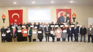 Domaniçte Aile Okulu projesine katılan veliler sertifika aldı
