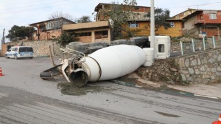 Dönüş yapan beton mikseri devrildi, sürücü yara almadan kurtuldu