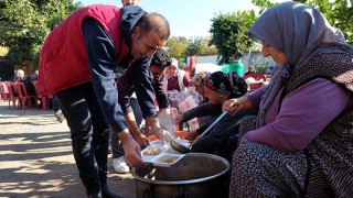 Düğün Yemekleri Çukurova’da İmece İle Hazırlanıp Dağıtılıyor