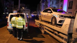 Dur ihtarına uymayan ehliyetsiz sürücü polis aracına çarpınca yakalandı