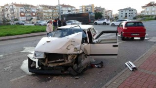 Dur levhasına uymayan otomobil ortalığı savaş alanına çevirdi:1 yaralı