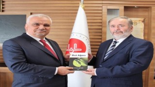 ‘Dut Ağacı isimli kitabını hediye etti