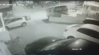 Duvara çarpan minibüs sürücüsü camdan fırladı, o anlar kamerada