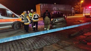 Duvara çarpıp takla atan otomobil 2 kişiye mezar oldu, kaza anı kamerada