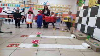 Ebru öğretmen sınıfını Mario parkuruna dönüştürerek okumayı öğretiyor