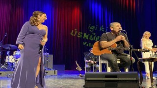 Eda ve Metin Özülkü çifti Üsküdarda 90lar rüzgarı estirdi