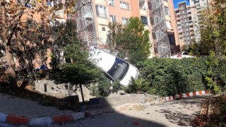 Edremitte bahçeye uçan otomobilden yara almadan kurtuldu