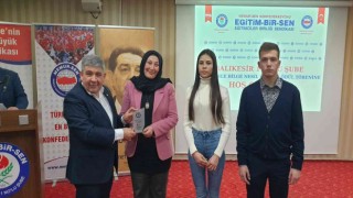 Eğitim Bir Senden Kitap okuyan öğrencilere altın ödülü