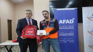 Eğitimlerini tamamladılar, aldıkları kimlik kartlarıyla AFAD gönüllüsü oldular