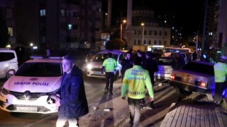 Ehliyetsiz sürücü ile polis arasında yaşanan kovalamaca kamerada
