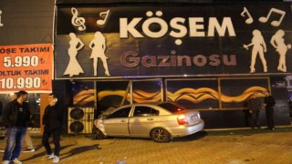 Ehliyetsiz sürücünün çarptığı araç gazinoya girdi: 5 yaralı