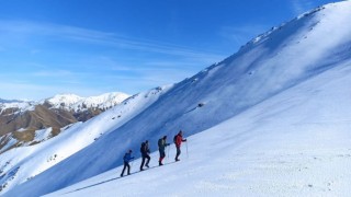 Elazığda dağcılar beyaza bürünen 2 bin 620 metre yüksekliğindeki Akdağa tırmandı