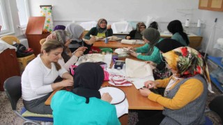 Elazığda kadınlar, Halk Eğitim Merkezindeki kurslarda hem sosyalleşiyor hem de öğreniyor
