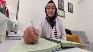 Emekli hemşire hastaların hayatlarından aldığı ilham ile yüzlerce şiir yazdı