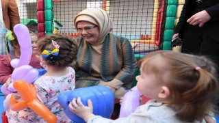 Emine Erdoğan, Ukraynadan Türkiyeye getirilen yetim çocuklarla buluştu