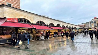 Eminönünde kuruyemişler yılbaşı öncesi tezgahları süsledi