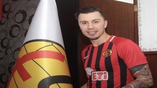 Emre Güral Eskişehirsporun transfer yasağının kalkması için imza verdi