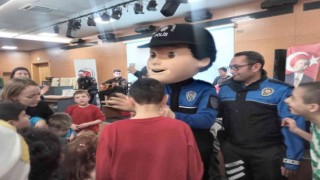 Engelli çocuklar maskot polis Cesurla gönüllerince eğlendi