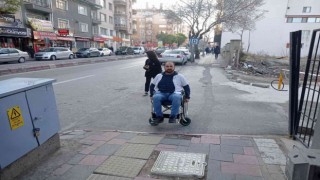 Engelli hastalarının çektiği sıkıntıyı anlamak için sokakta tekerlekli sandalyeye bindi