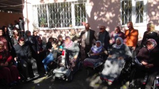 Engelliler Gününde akülü sandalye hediye ettiler