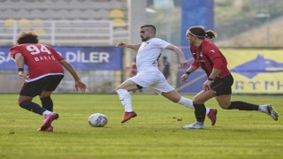 Erhan Çelenk atıyor, Bucaspor 1928 kaybetmiyor