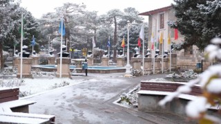 Erzincan kent merkezine mevsimin ilk karı düştü