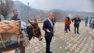 Eşekle Anadoluyu gezip kitap dağıtıyor