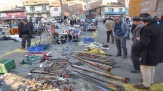 Eski eşyalar asırlık pazarda ekonomiye kazandırılıyor