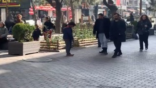 Eskişehirde dilenen çocukların yalın ayak oyunu