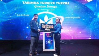 Eskişehirli üniversite öğrencisi genç kadın çiftçiye Tarımda Türkiye Yüzyılı plaketi